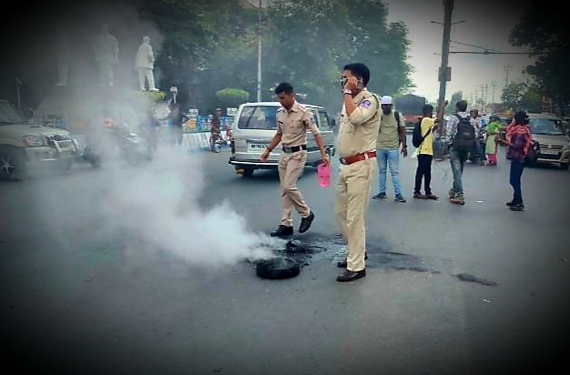 Bengal Bandh: BJYM protests by burning tires at Jalapai More