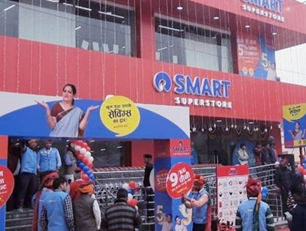 Theft of lakhs from Reliance Smart in Siliguri; Manager and staff member detained