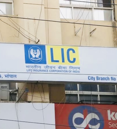 LIC share price slip, net premium income drops 9% to ₹1,06,891 crore in Q3