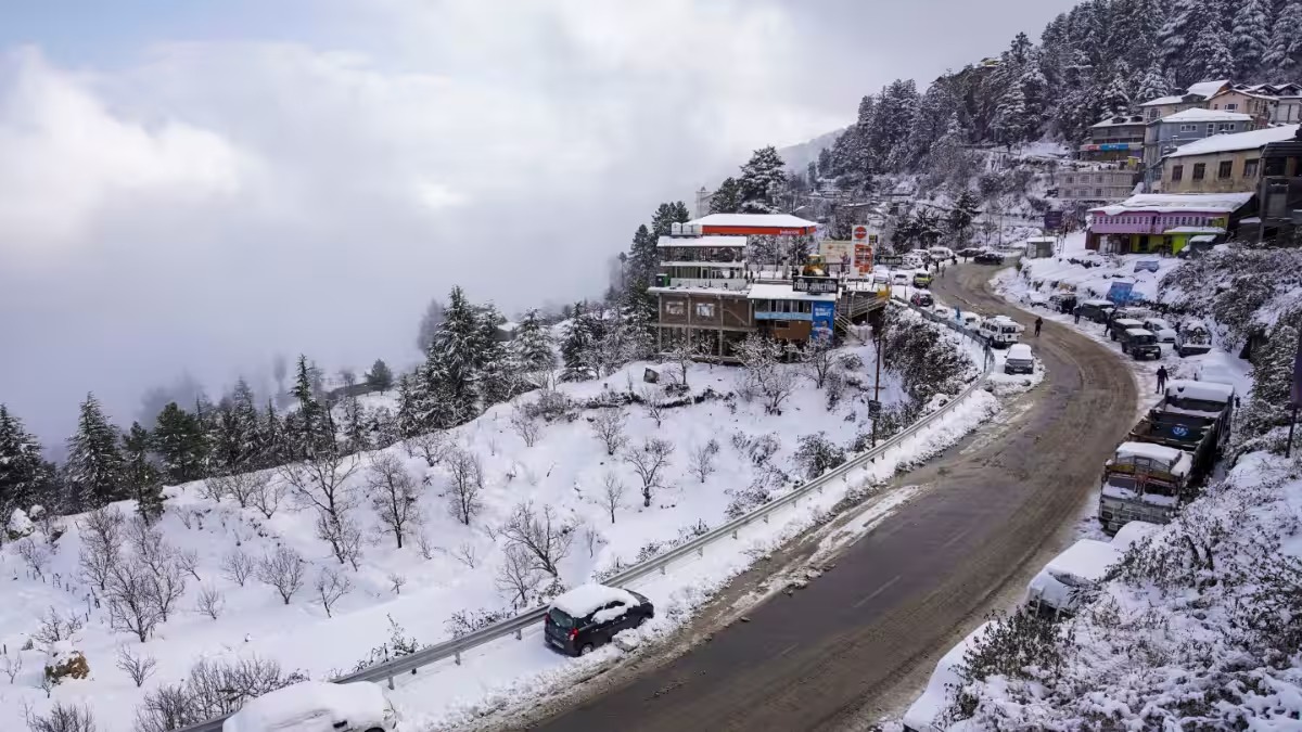 Heavy Snowfall Hits Himachal and Kashmir, Roads Closed in Upper Areas