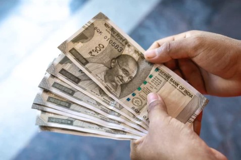 Rupee Plummets to 95.85 Against US Dollar, Touches Record Low